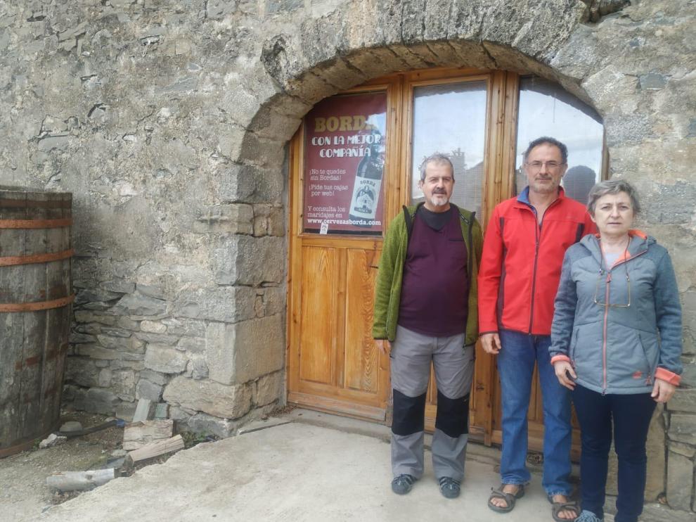 De izquierda a derecha, Felipe, Luis y Menchu en la fábrica cervecera de Aineto.
