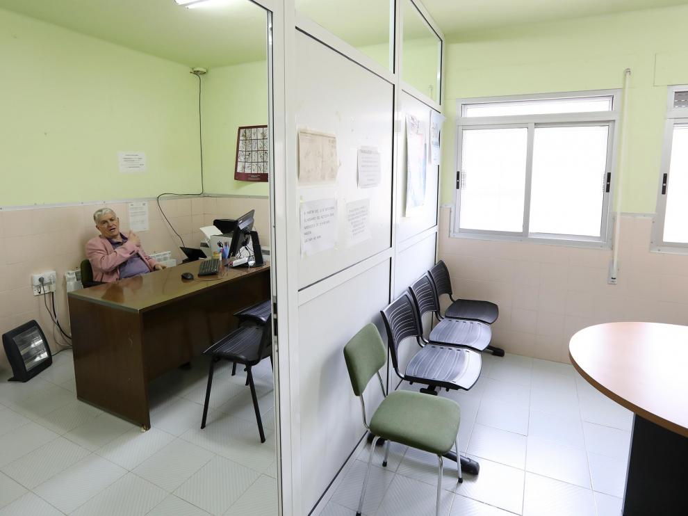 En el consultorio de El Castellar no hay intimidad. La conversación entre el médico y el paciente se oye en la sala de espera, al haber solo un fino tabique de plástico como elemento de separación.