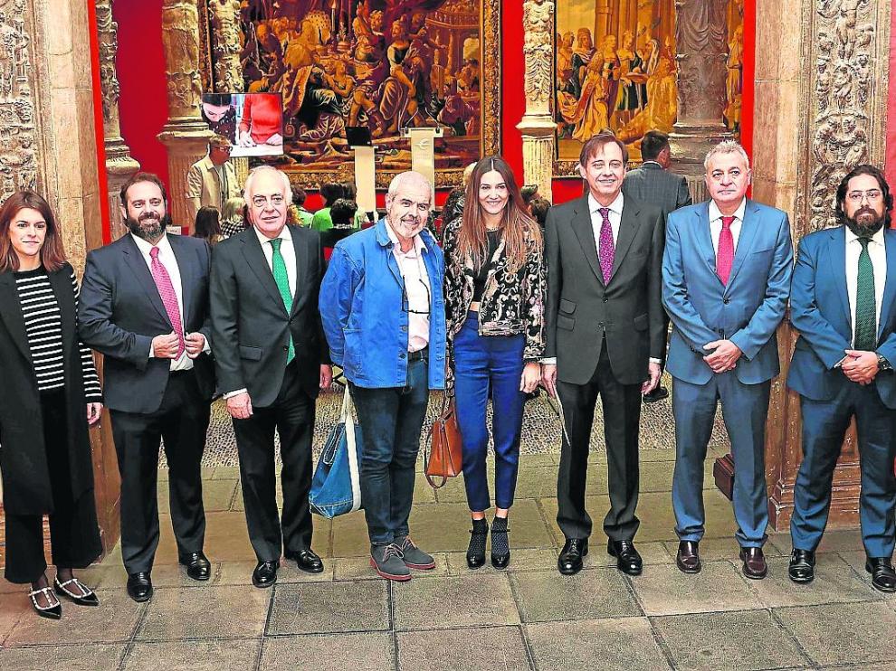 Inés González, Hugo Barceló, José Luis Rodrigo, Lorenzo Caprile, Cruz Burillo, Juan Claudio Abelló, Wilfredo Jurado y Alejandro Barceló, este viernes en el Patio de la Infanta de Zaragoza.