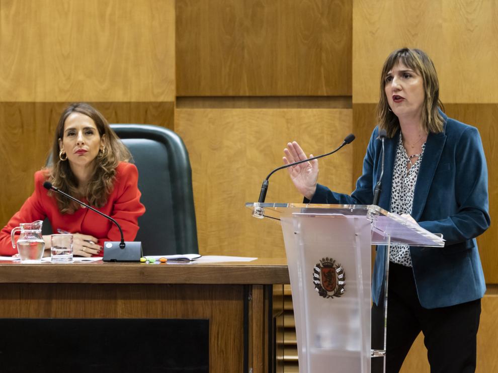 La portavoz del PSOE, Lola Ranera, durante su discurso, y la portavoz del PP, María Navarro