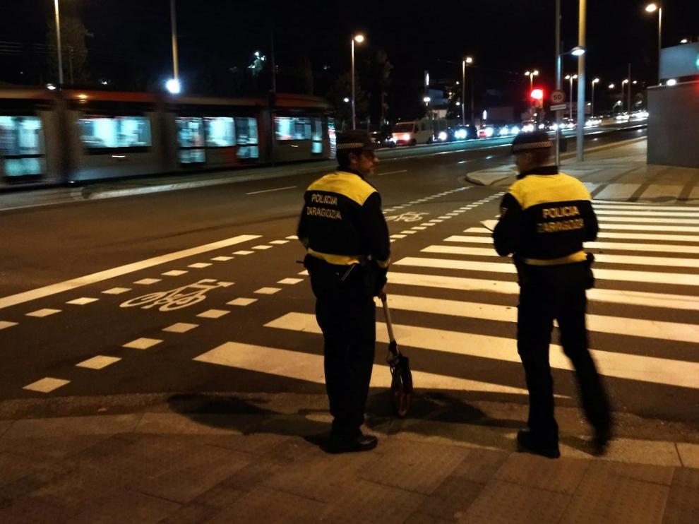 Dos policías locales, en el lugar donde ha sido el accidente mortal, en Vía Ibérica con Argüalas