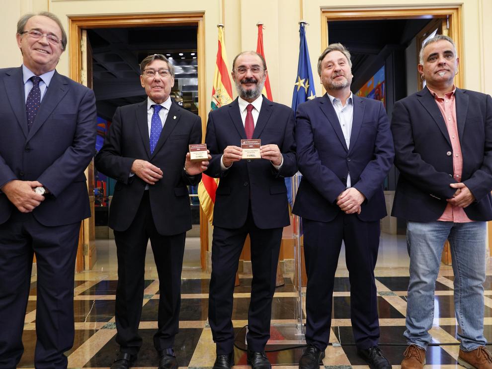 El presidente de Aragón, Javier Lambán, junto con el resto de representantes del Gobierno cuatripartito compuesto por PSOE, Podemos, PAR y CHA