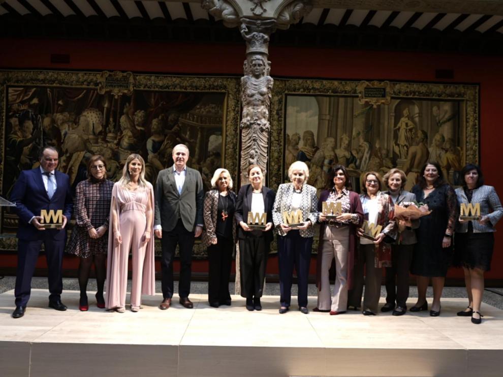 Responsables de la Asociación Multisectorial de Mujeres Directivas y Empresarias y premiadas en el Patio de la Infanta de Ibercaja