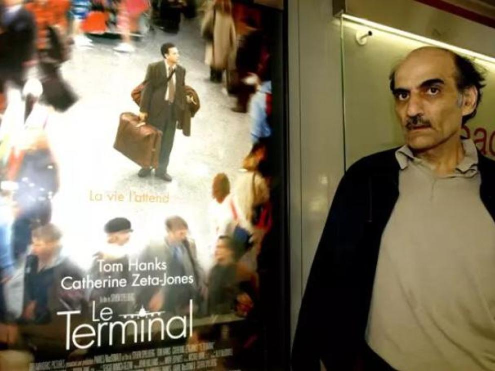Mehran Karimi Nasseri, junto al cartel de 'La Terminal'.