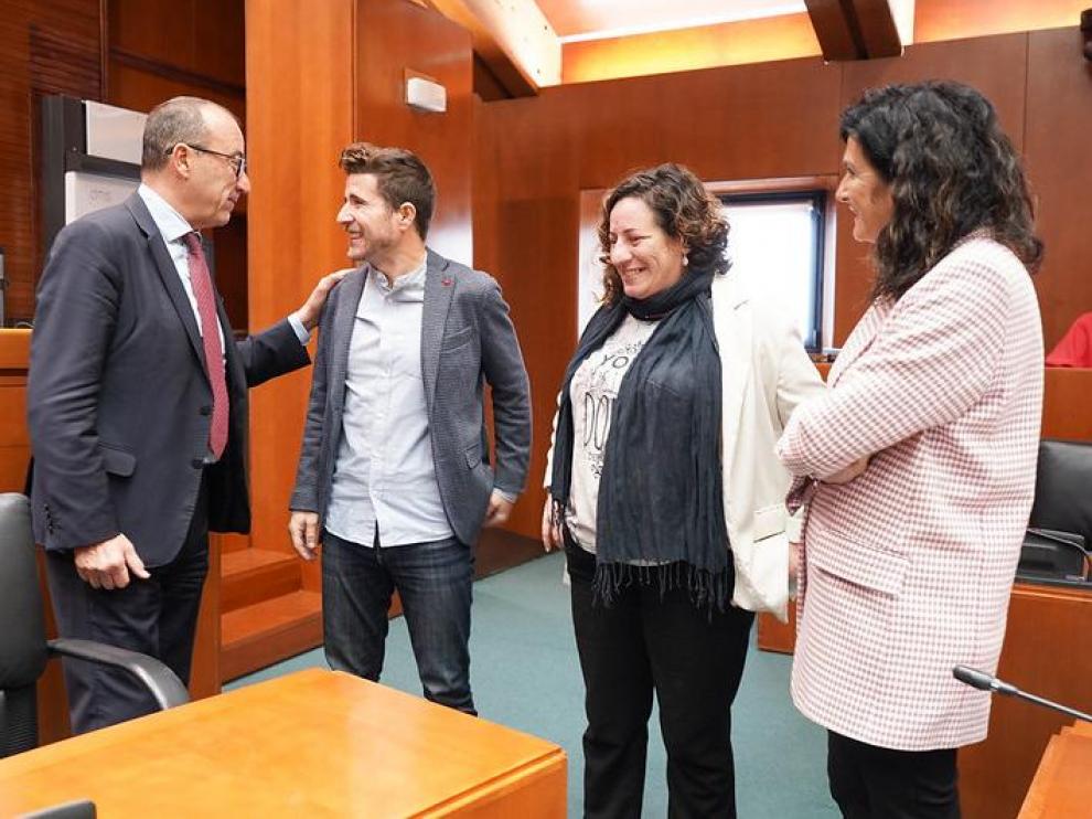 El consejero de Educación, Felipe Faci, charla con Nacho Escartín y Marta de Santas, de Podemos, e Isabel Lasobras de CHA.