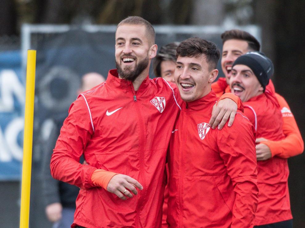 Los jugadores, sonrientes en el entrenamiento de este viernes.