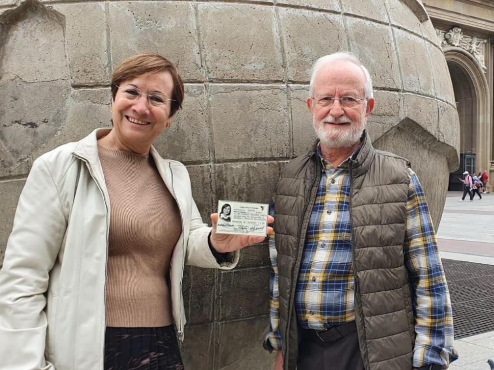 Soledad Redondo y Alfredo Martínez, con el primer carné del Colegio Profesional de Psicología de Aragón