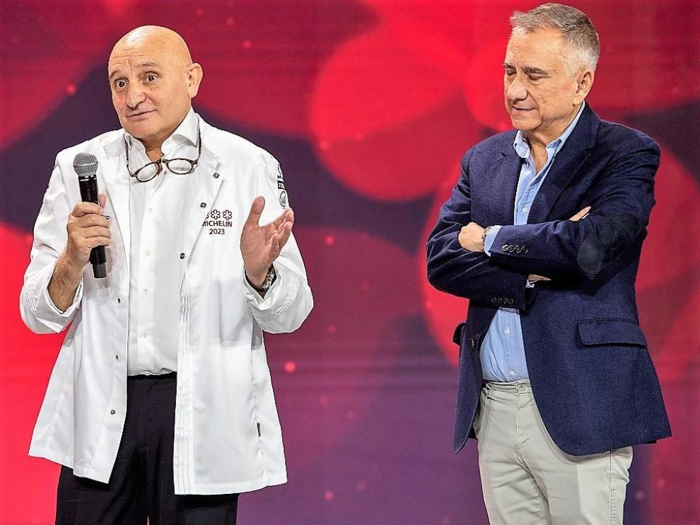 José Polo (derecha), emocionado junto a Toño Pérez, nada más recibir la tercera Estrella Michelin para el Atrio.