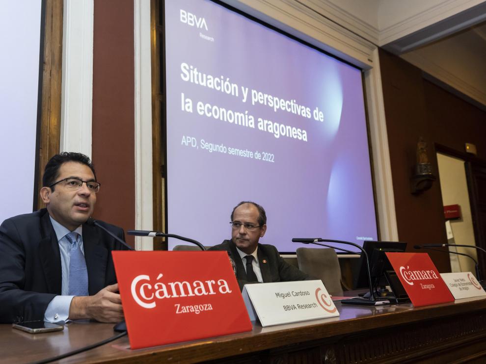 Miguel Cardoso, economista de BBVA Research, y Javier Nieto, presidente del Colegio de Economistas de Aragón.