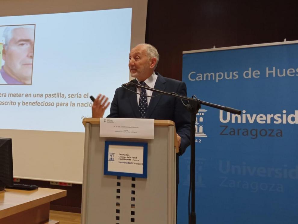 El investigador José Antonio Casajús, durante su conferencia en el acto académico de la Facultad de Ciencias de la Salud y del Deporte de Huesca.