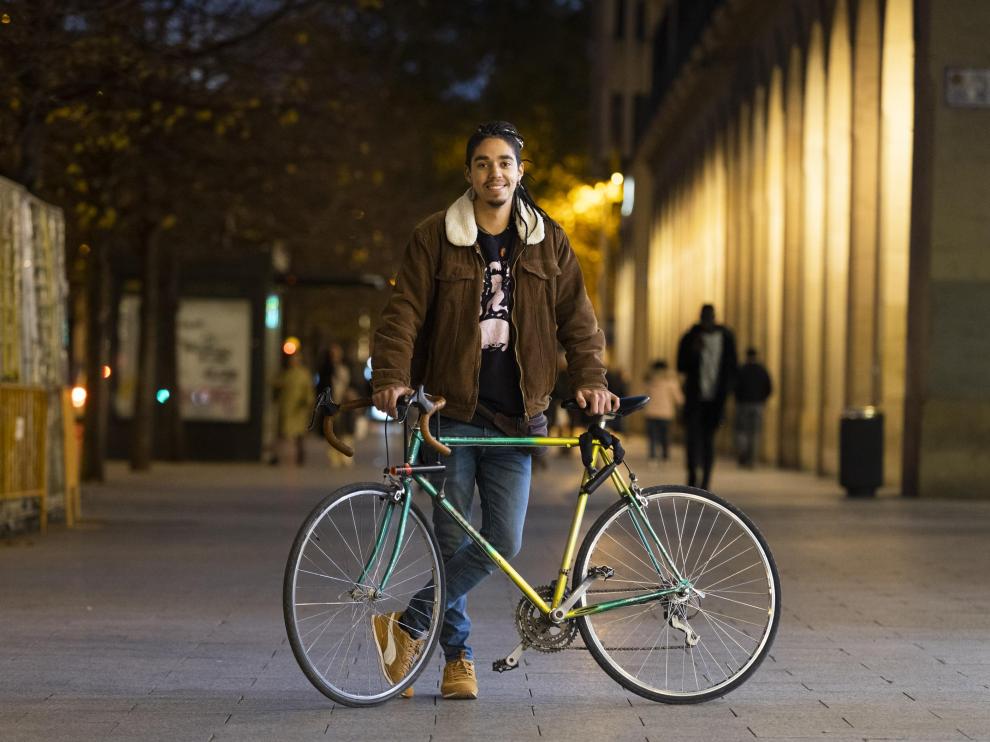 El joven zaragozano Fabio Blasco con su bicicleta de trekking, el domingo en Zaragoza.