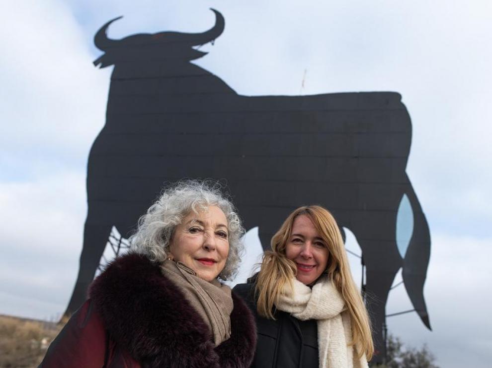 Celia Orós y Betty Bigas, junto al toro de Osborne en Peñalba (Huesca), que aparecía en 'Jamón, jamón'.