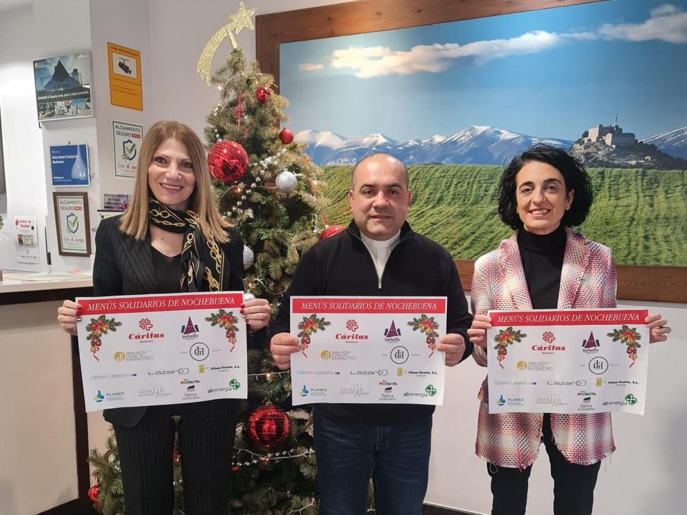 Natia Amirashvili, directora de eventos del Grupo GHB, Silvia Peropadre, presidenta de la Junta Coordinadora de Cofradías de Semana Santa y Joaquín Trujillo, Presidente de Cáritas Barbastro.
