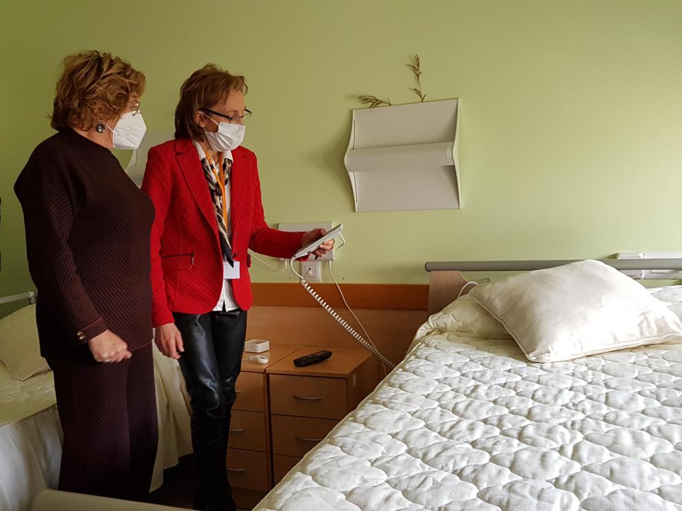 Broto, junto a la alcaldesa de Altorricón y la directora de la residencia comprueban el funcionamiento de las nuevas camas