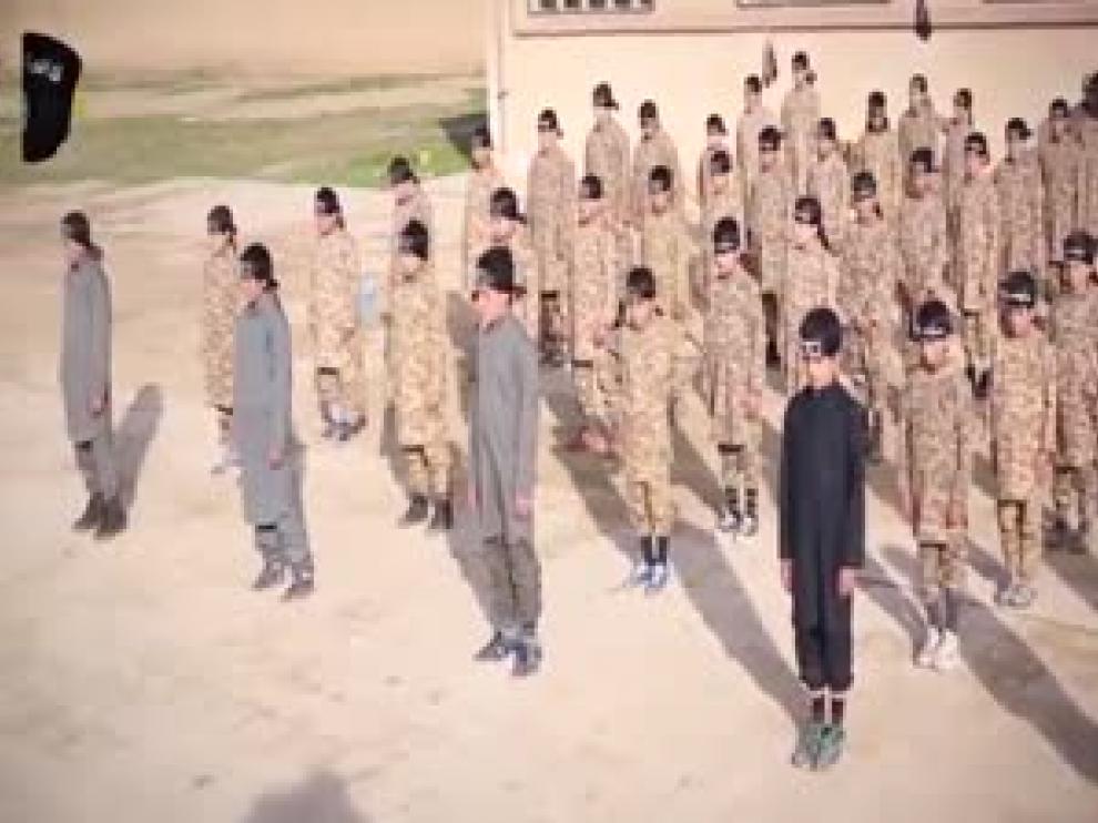 El Estado Islámico publica un vídeo en el que instruye militarmente a 80 niños
