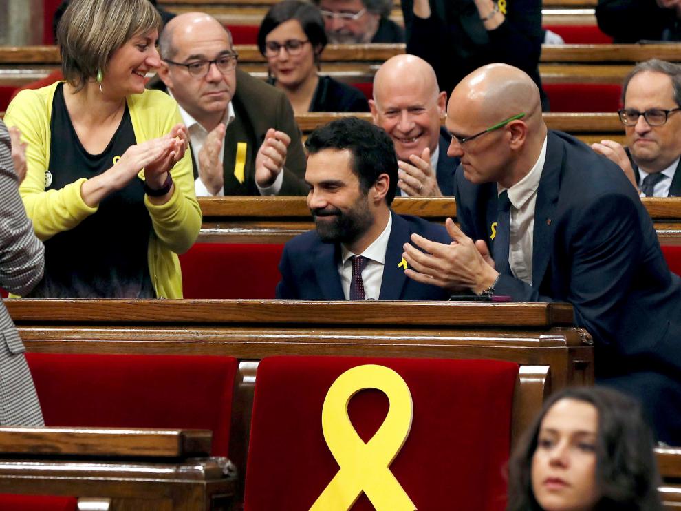 El nuevo presidente del Parlament, Roger Torrent (c), recibe la felicitación de sus compañeros tras ser elegido durante la sesión constitutiva del Parlamento catalán de la XII legislatura.