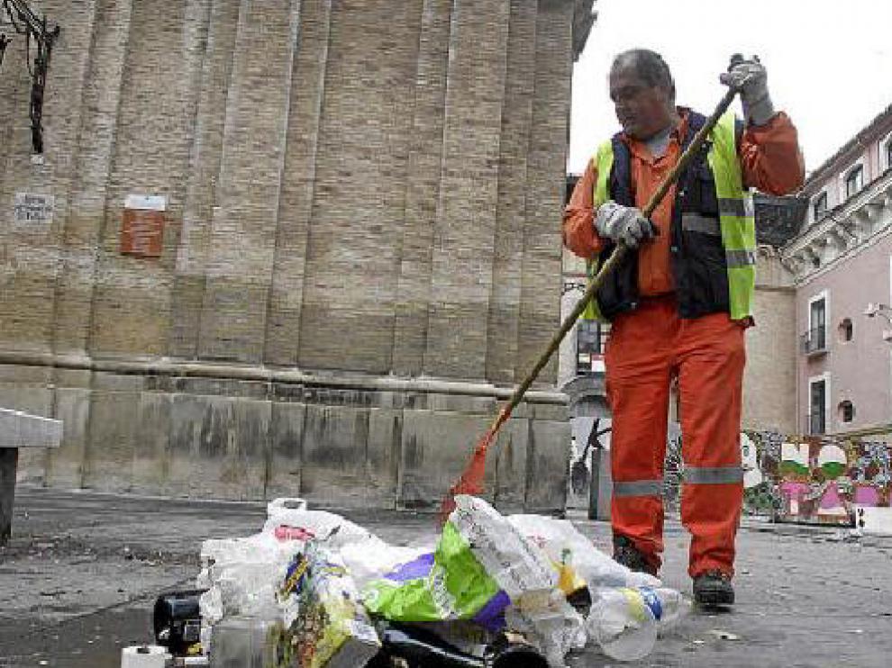 Los basureros comenzaron temprano su trabajo para retirar los restos de la Nochevieja.