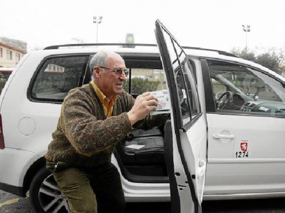 Los taxistas, como el de la imagen, actualizaron ayer sus tarifas