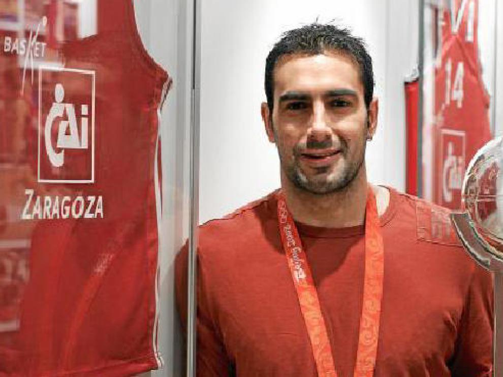 Paolo Quinteros posa con el trofeo de la LEB y con la medalla olímpica.