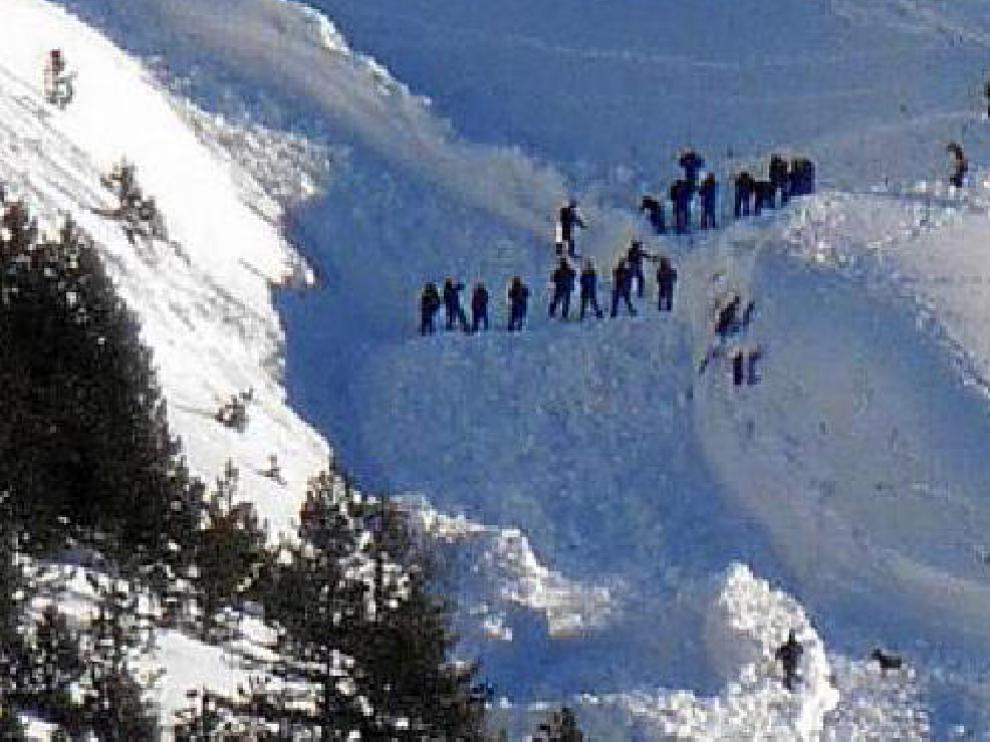 Los equipos de rescate buscan a la mujer sepultada por un alud en Benasque, el pasado diciembre.