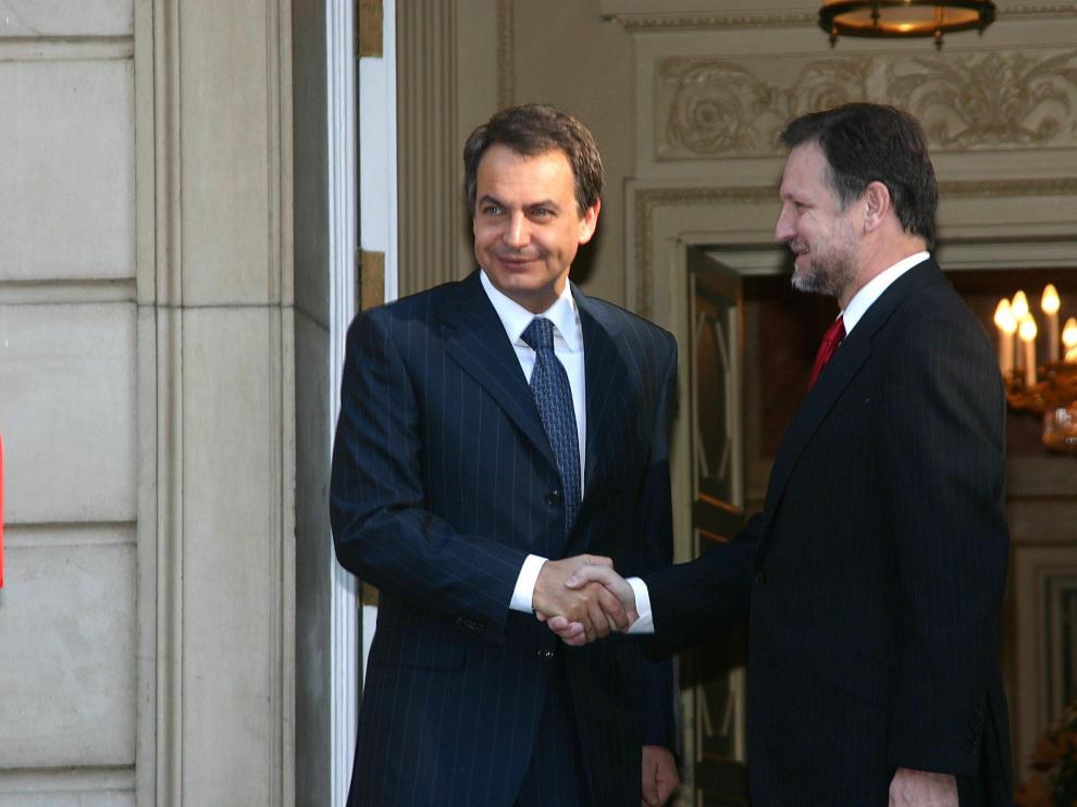 Zapatero saluda a Iglesias en una visita del aragonés a Moncloa