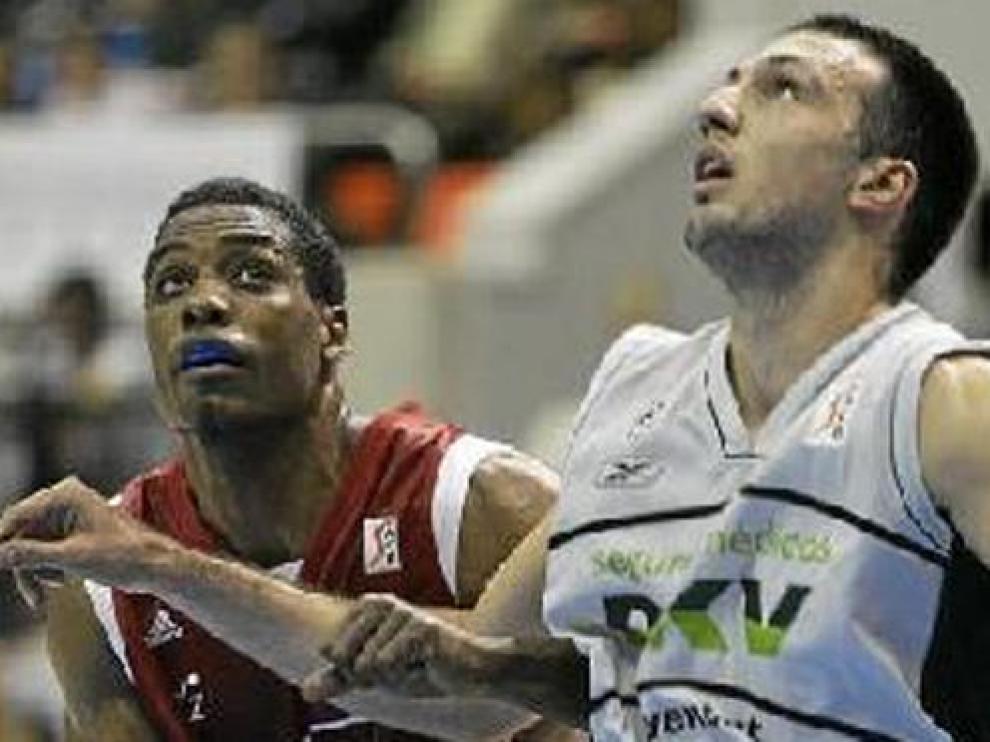 Lewis lucha con Bogdanovic en el partido de la Supercopa