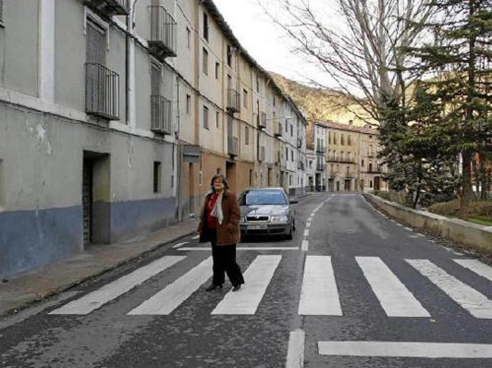 La concejala Maribel Cortés, que fue sancionada inicialmente, cruza el paso de cebra de la travesía de Libros