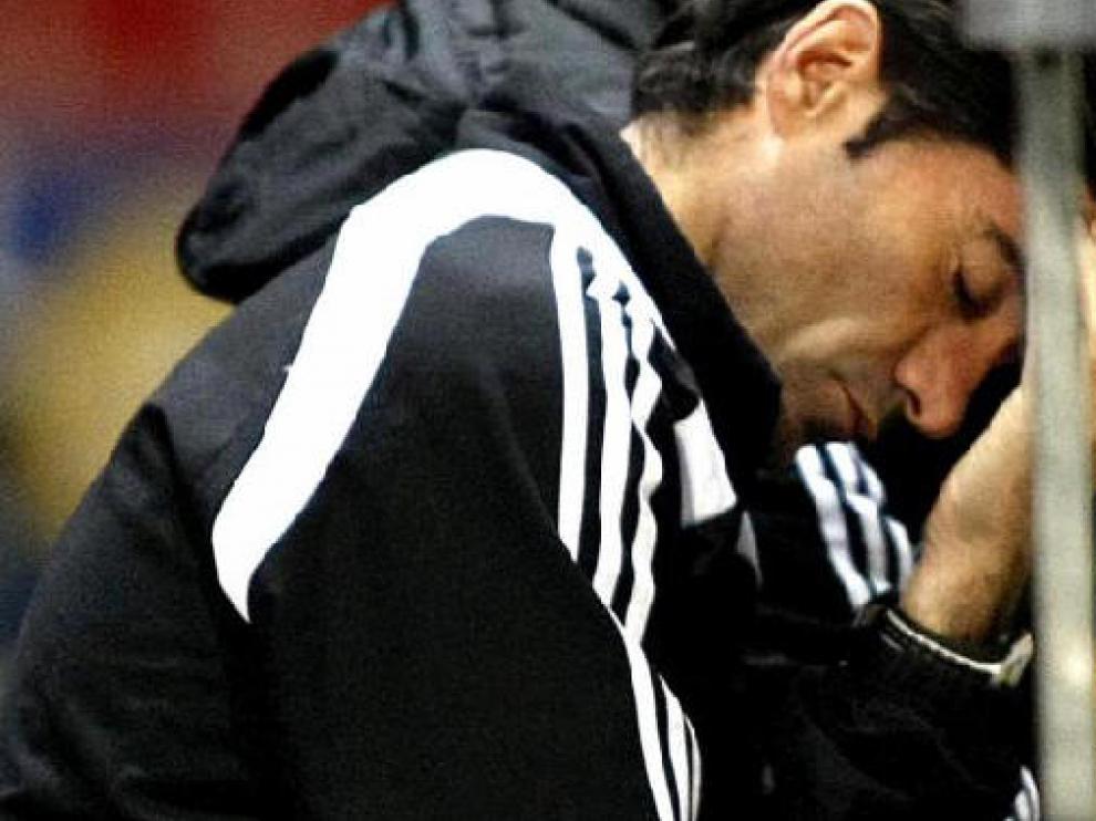 Marcelino, con gesto de desolación y preocupación en el banquillo del Real Zaragoza.