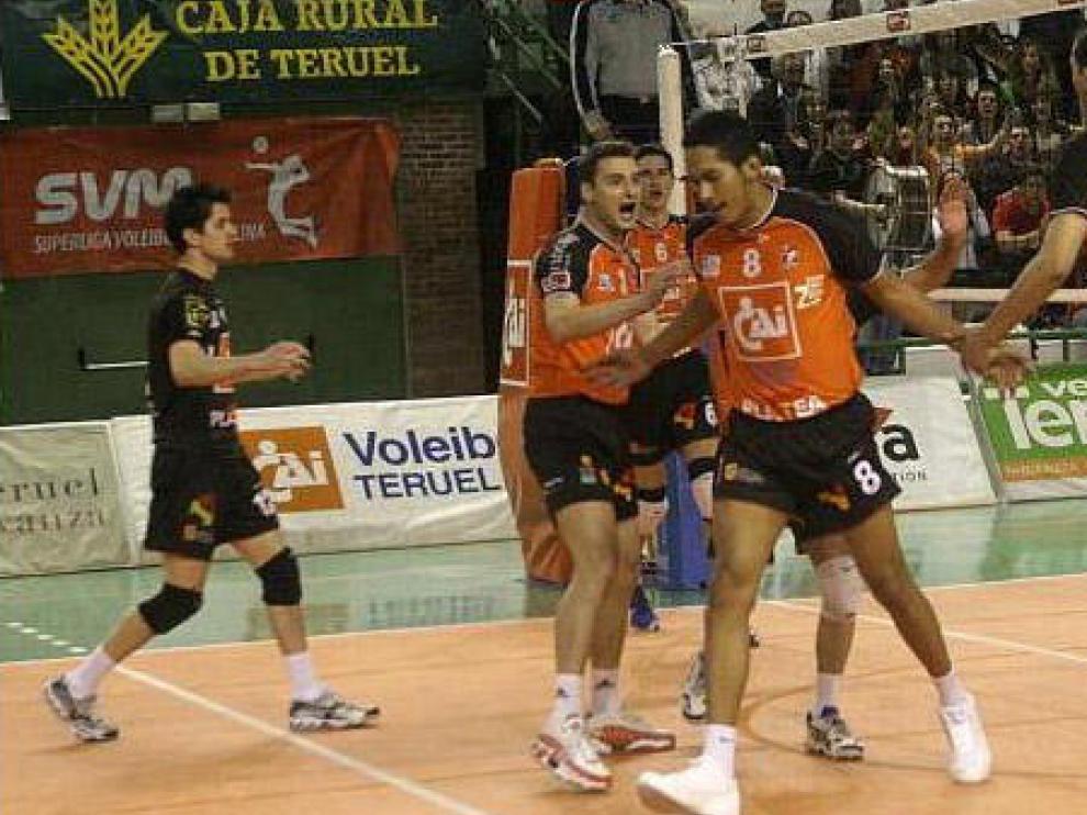 Los jugadores del CAI Teruel celebran un punto en un partido anterior