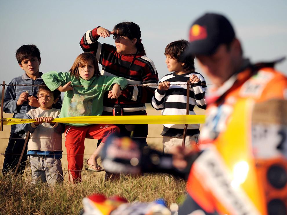 Unos niños observan a Marc