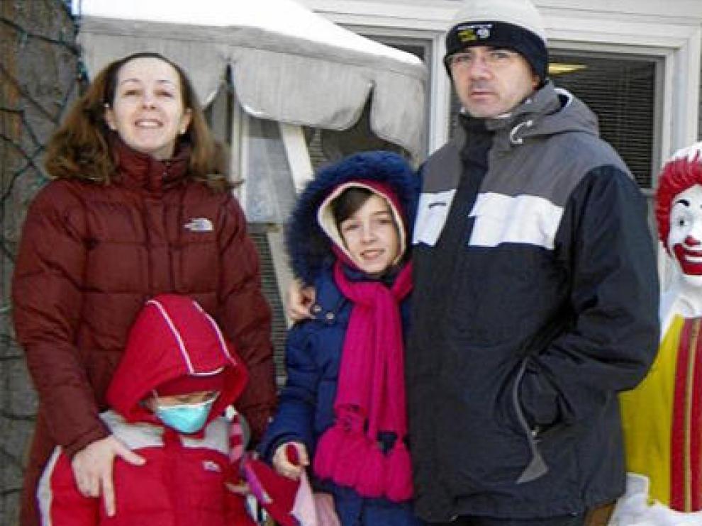 José Carlos Galera, con sus padres y su hermana Silvia, ayer, ante la residencia Ronald McDonald, tras abandonar el hospital