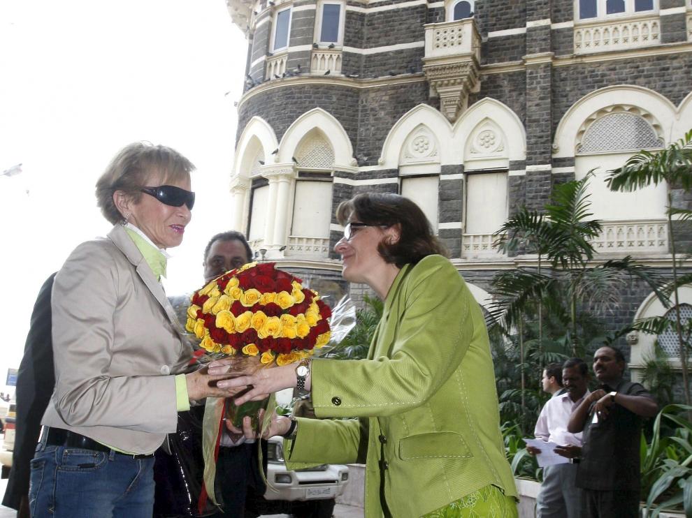 De la Vega es recibida a la entrada del hotel Taj Mahal