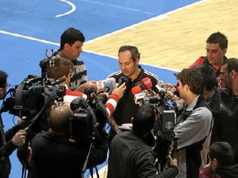 Curro Segura lidió ayer con los medios tras el entrenamiento matinal