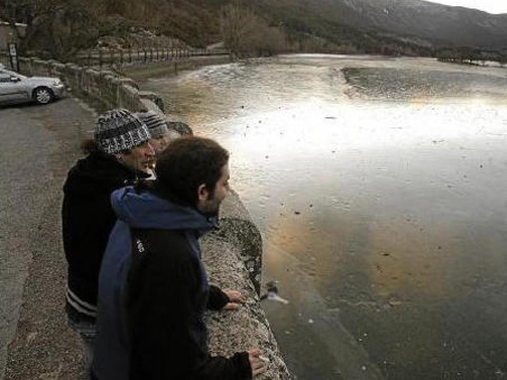 Las bajas temperaturas congelaron ayer las aguas del embalse de Arguis