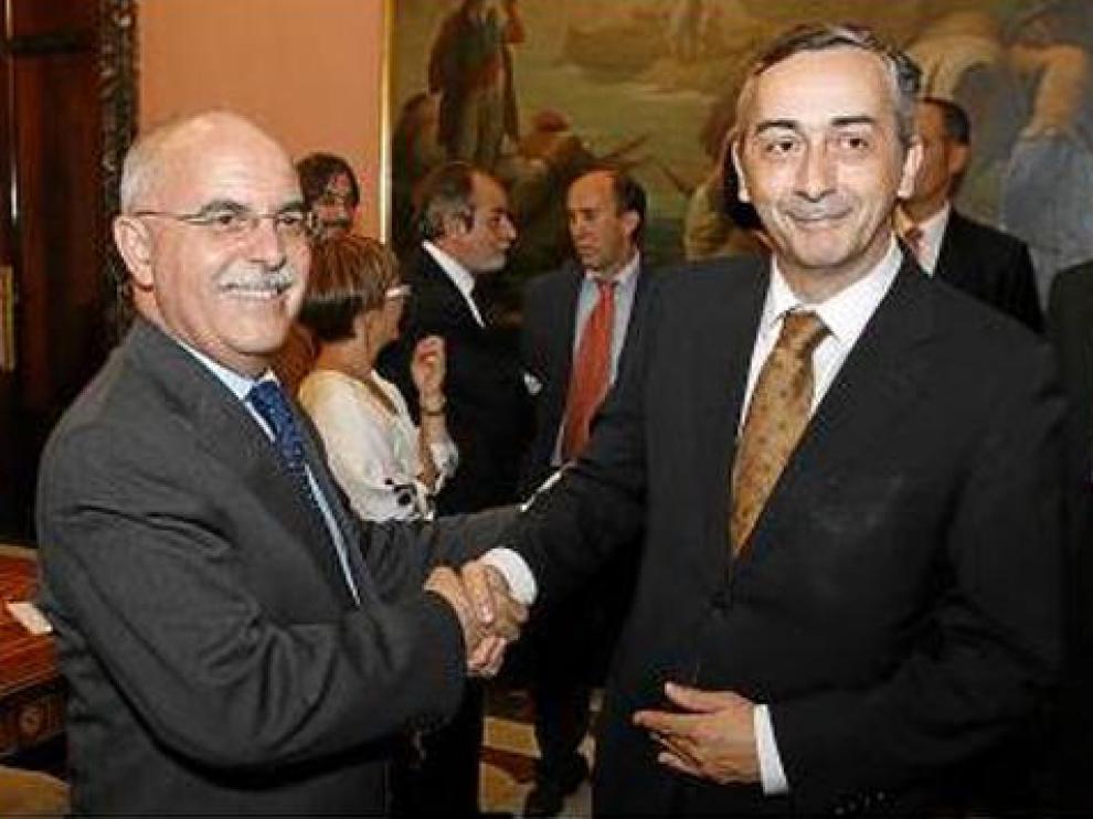 Larraz y Ocaña se saludan antes de la comisión mixta de junio