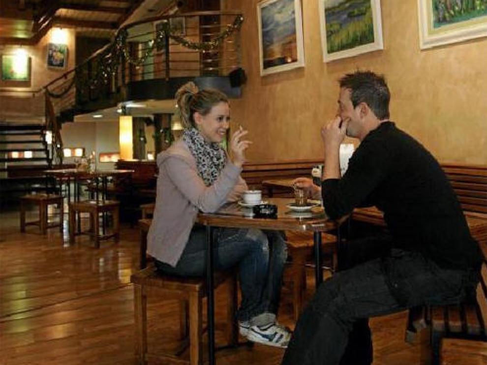 Ana y Carlos fuman un cigarrillo en el Astoria, en la calle San Vicente de Paúl, en Zaragoza