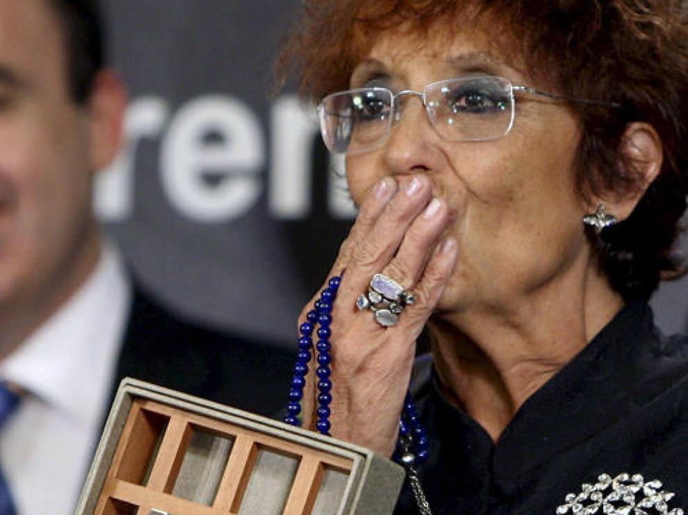 Maruja Torres posa con el galardón
