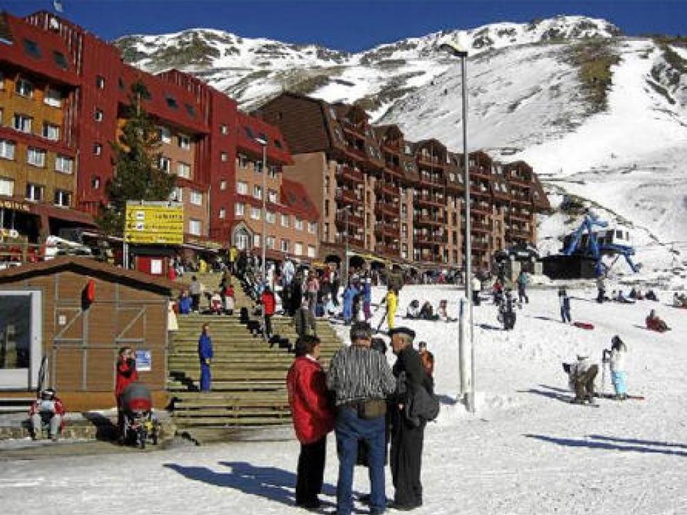 Vista de la estación de esquí de Astún, con parte de los desarrollos urbanísticos ejecutados antes de que se anulara el plan parcial