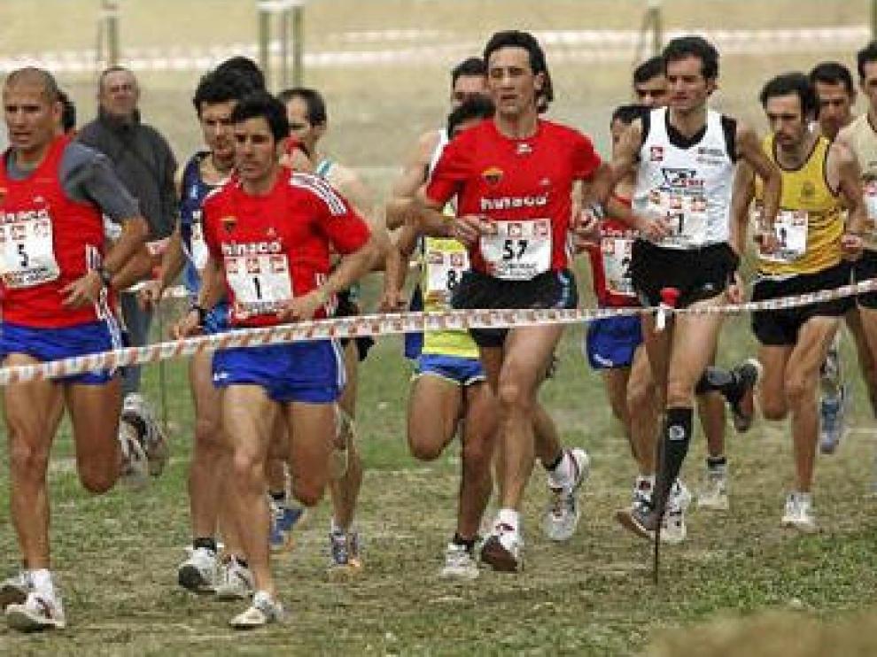 Los Hinaco Monzón, liderados por Eliseo Martín (1), ausente este año del IV Cross Gobierno de Aragón, en la pasada edición