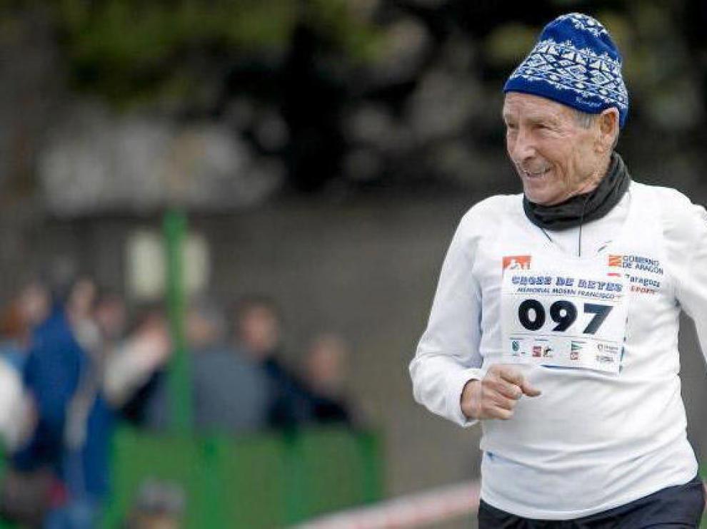 José Gómez Moreno, en plena carrera, ayer, en el XLII Cross de Reyes del Stadium Casablanca de Zaragoza