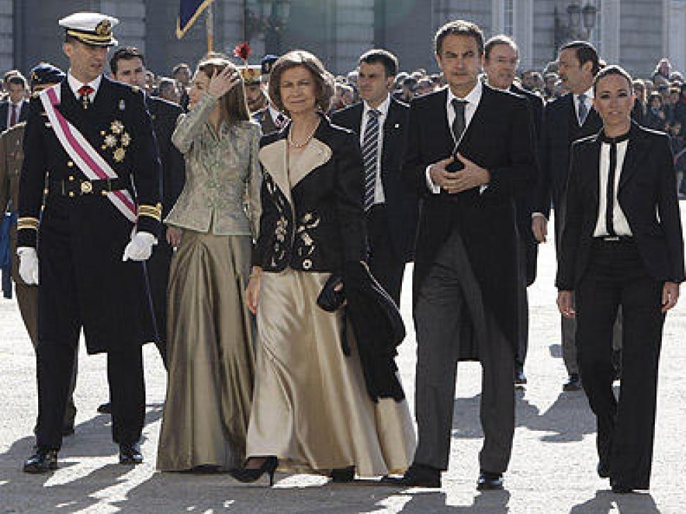 Carme Chacon (d) junto a la Familia Real y el presidente del Gobierno