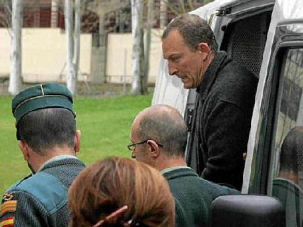 El presunto autor del crimen de Fago, Santiago Mainar, salede un furgón policial