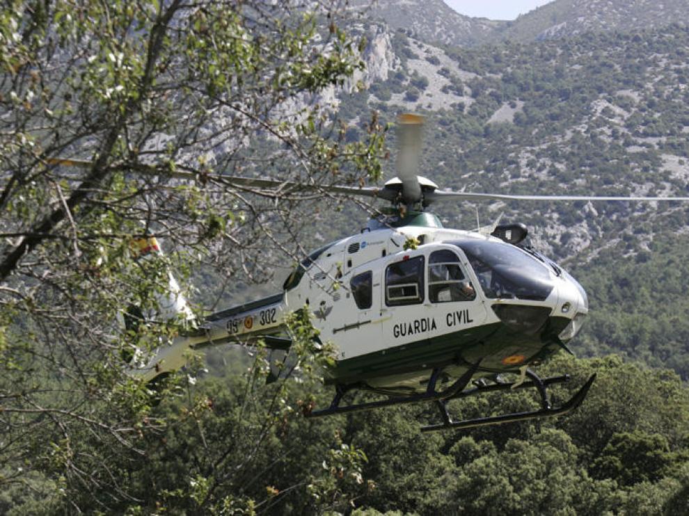 Un helicoptero de la Guardia Civil de Huesca participando en un rescate en Rodellar.