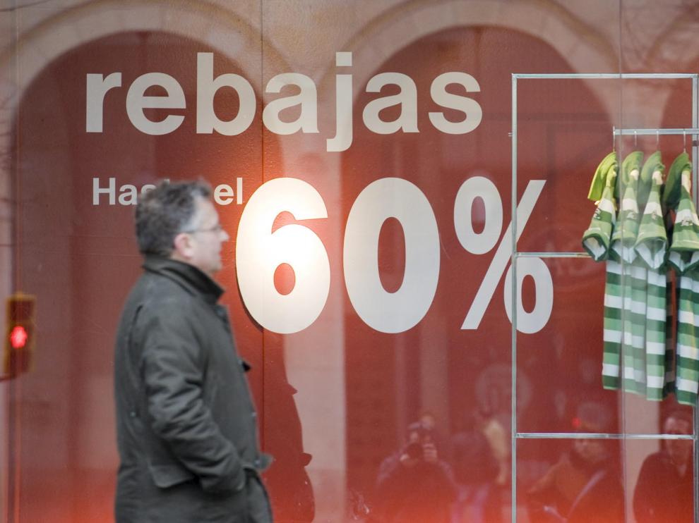 Los escaparates de las grandes superficies lucen sus descuentos