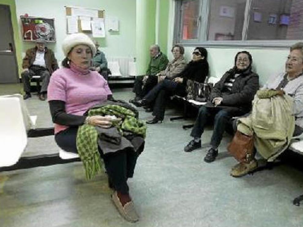 Varios pacientes ayer por la tarde en el centro de salud del Arrabal