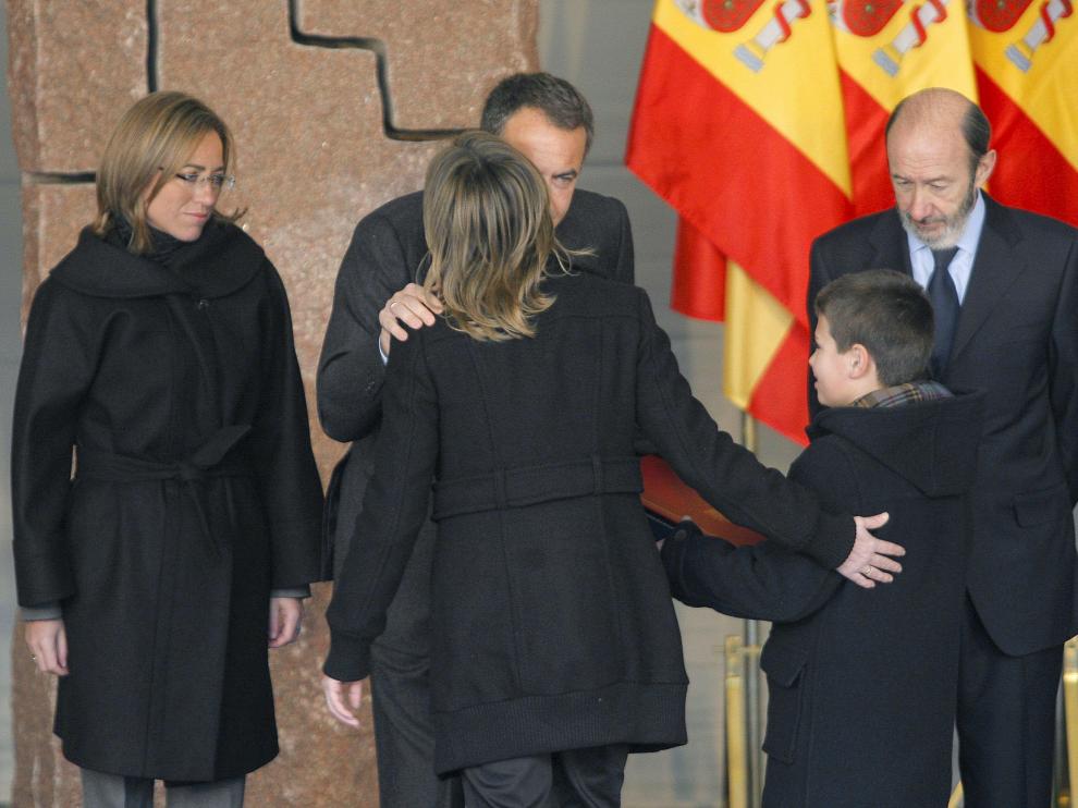- El presidente del Gobierno, José Luis Rodríguez Zapatero (c), junto a la ministra de Defensa, Carme Chacón (i), y el ministro de Interior, Alfredo Pérez Rubalcaba, saludan a la viuda y el hijo de una víctima