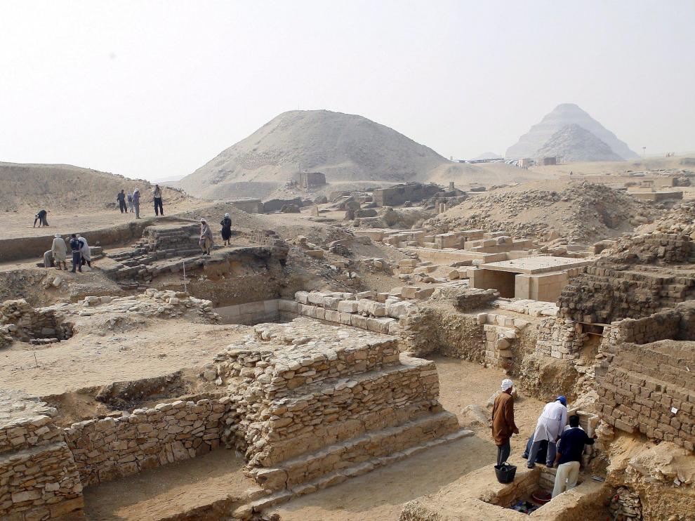 Varios arqueólogos trabajan en una zona de El Cairo