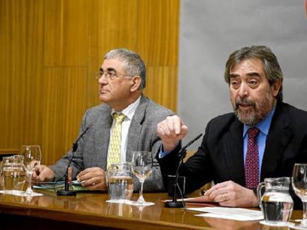 El portavoz del PAR, Manuel Blasco (a la izquierda), y Juan Alberto Belloch, ayer en el ayuntamiento