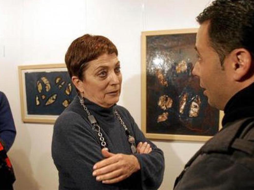 Mercedes Gallizo charla con uno de los autores de varios cuadros expuestos en Torrenueva