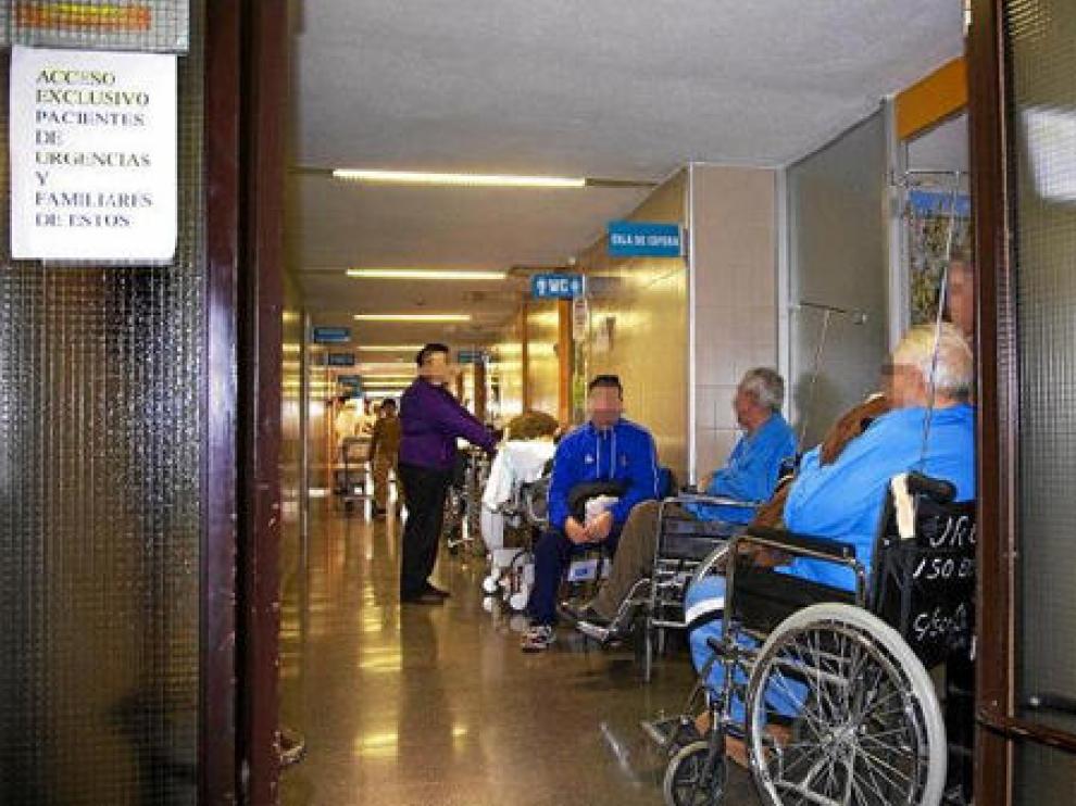 Camas y pacientes en sillas de ruedas llenaban ayer los pasillos de Urgencias del Hospital Ernest Lluch de Calatayud